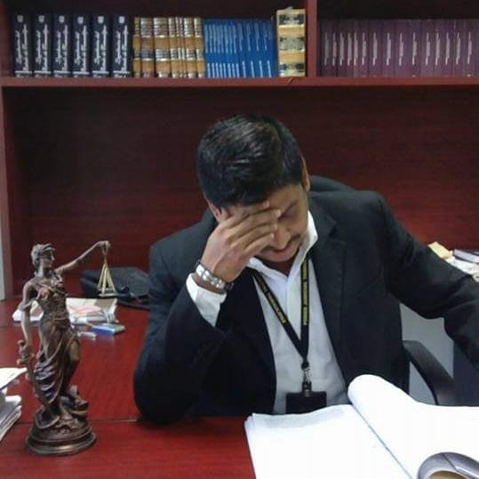Mario Enrique Cedillo Charles en oficina jurídica